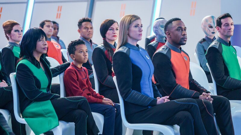 (v.li.): Penny Johnson Jerald (Dr. Claire Finn), Kai Wener (Ty Finn), Jessica Szohr (Lt. Talla Keyali), Adrianne Palicki (Cmdr. Kelly Grayson), J Lee (Lt.Cmdr.John LaMarr). – Bild: ORF/​ProSieben/​20th Century Studios/​Hulu/​Michael Desmond