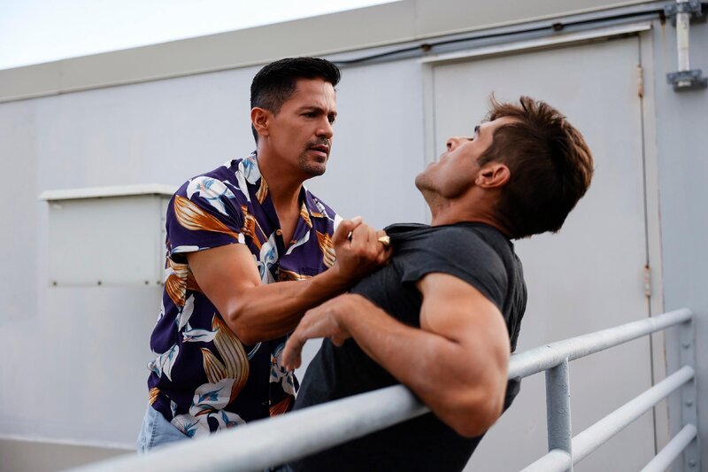 Thomas Magnum (Jay Hernandez l.) und Nathan Stallard (Christopher Wolfe). – Bild: RTL /​ MMXXICBS StudiosInc.and Universal Television LLC.All Rights Reserved. /​ Mein Freund, der Mörder