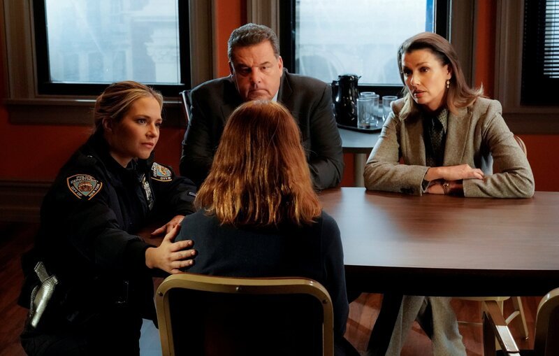 (v.l.n.r.) Officer Eddie Janko (Vanessa Ray), Anthony Abetamarco (Steven Schirripa), Erin Reagan (Bridget Moynahan) – Bild: John Paul Filo /​ CBS Broadcasting Inc.