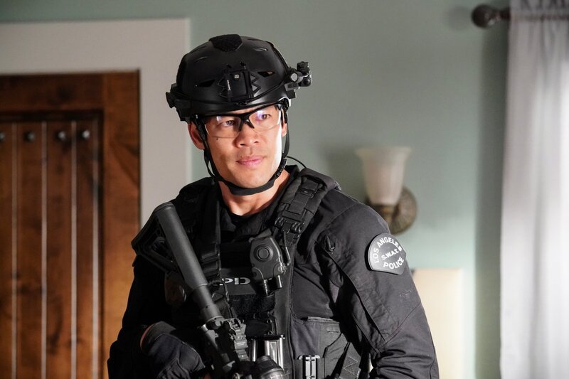 Officer Victor Tan (David Lim). – Bild: Bill Inoshita /​ Sony /​ Sony Pictures Entertainment