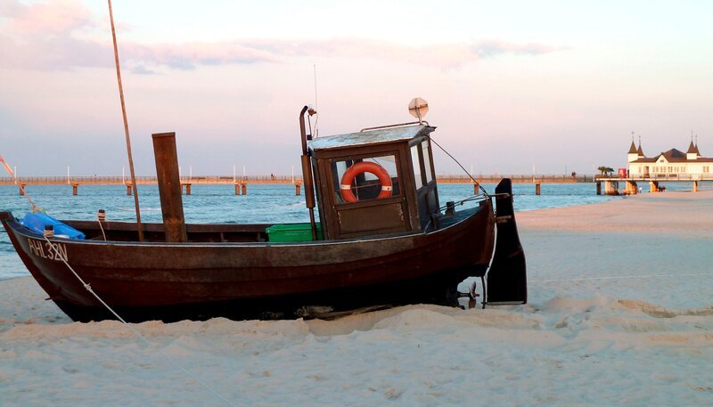 Früher war die Fischerei eine der Haupteinnahmequellen auf Usedom. Nur wenige Fischerboote legen noch vom Strand ab. – Bild: SPWI