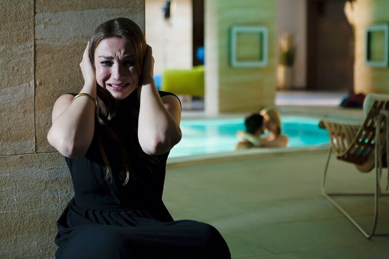 Katja (Anna-Katharina Samsel) ist wie paralysiert, als sie mit ansehen muss, wie Can und Susi eine heiße Nacht miteinander verbringen … – Bild: RTL /​ Kai Schulz