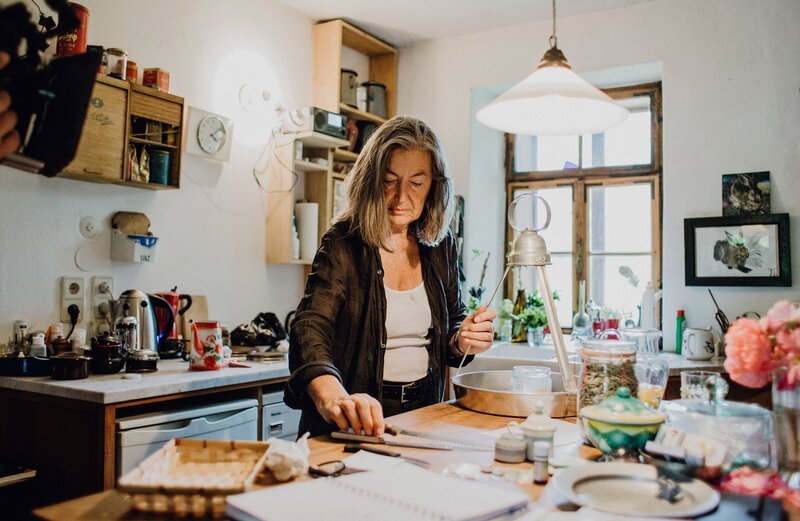 Fotografin Elfie Semotan beim Tee machen in ihrer Küche in Jennersdorf Umgebung. – Bild: ServusTV /​ Christopher Kelemen