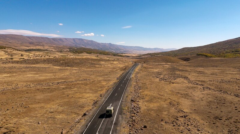Die Weite Ostanatoliens: Auf einsamen Straßen führt die Route von Alex Baur und Lorenz Jeric durch die karge Landschaft am Rand Europas. Hier, wo nur selten Reisende unterwegs sind, zeigt sich für die Abenteurer die Türkei von ihrer stillen und ursprünglichen Seite. – Bild: NDR/​ elb motion pictures GmbH