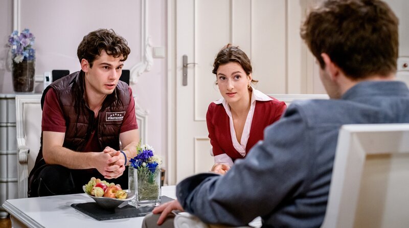 Massimo (Philip Birnstiel, r.) bekommt überraschend von Elias (Orlando Lenzen, l.) und Olivia (Soraya Bouabsa, M.) eine mögliche Lösung für sein Geldproblem – die ist allerdings riskant. – Bild: ARD/​WDR/​Christof Arnold
