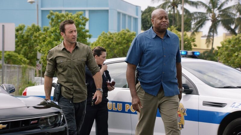 Müssen in einem neuen Fall ermitteln: Steve (Alex O’Loughlin, l.) und Grover (Chi McBride, r.) … – Bild: 2016 CBS Broadcasting, Inc. All Rights Reserved