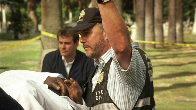 Horatio (David Caruso, M.) und Delko (Adam Rodriguez, r.) befragen den Gefängnisinsassen John Sharian (Joe Lebrock) zum Ausbruch der drei Schwerverbrecher, die Horatios Sohn auf ihrer Flucht als Geisel genommen haben. – Bild: TVNOW