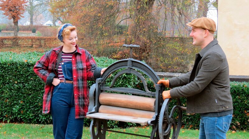 Victoria Beyer und Oli P. sind begeistert von der Wäschemangel. – Bild: WDR/​Encanto Film- und Fernsehproduktions GmbH