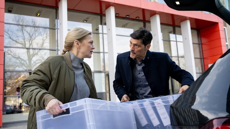 Helen Dorn (Anna Loos) und Dr. Nedjo Kristic (Stipe Erceg) beschlagnahmen Akten für die Ermittlungen. – Bild: ZDF und Georges Pauly