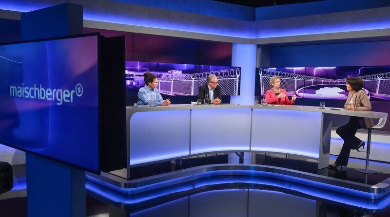 Zu Gast bei Moderatorin Sandra Maischberger (r.): v.l.n.r. Dagmar Rosenfeld (Journalistin und Podcasterin), Albrecht von Lucke (Journalist und Publizist) und Amelie Fried (Autorin und Journalistin). – Bild: WDR/​Oliver Ziebe