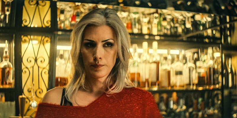 Mariah (Hayal Kaya) hinter der Bar in ihrem Nachtclub. Sie möchte von Blum, die bei ihr Unterschlupf sucht, wissen, ob sie von der Polizei gesucht wird. – Bild: Mona Film/​ Barry Films /​ ORF