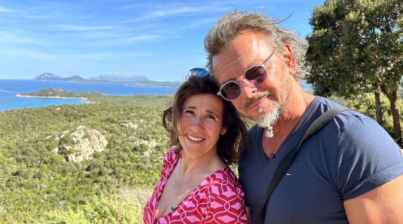 Britta und Andreas aus Dorsten genießen ihre gemeinsame Zeit vor der malerischen Küste von Sardinien. – Bild: WDR
