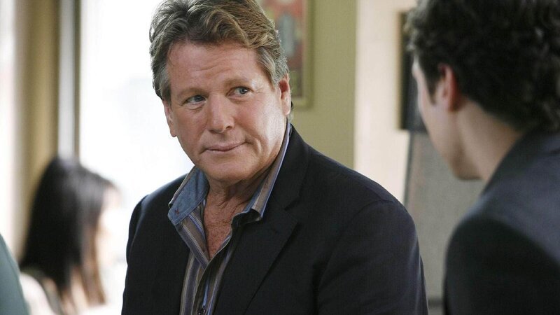 Brennan’s Vater Max (Ryan O’Neal, l.) bekommt Ratschläge von Dr. Sweets (John Francis Daley). – Bild: TVNOW /​ FOX