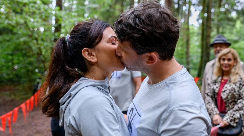 Lale (Yeliz Simsek, l.) und Fritz (Thimo Meitner, r.) küssen sich innig. – Bild: ARD/​WDR/​Christof Arnold