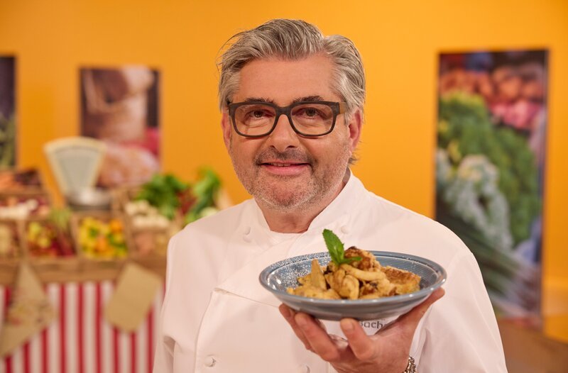 Hans-Jörg Bachmeier kocht im Studio. – Bild: BR/​Martina Bogdahn