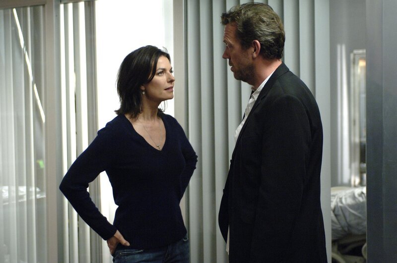 Dr. Gregory House (Hugh Laurie, r.) wird Krankenhaus von seiner Exfreundin Stacy Warner (Sela Ward, l.) überrascht. Ihr Ehemann leidet unter unerklärlichen Symptomen und nun bittet sie House um Hilfe … – Bild: FOX BROADCASTING COMPANY