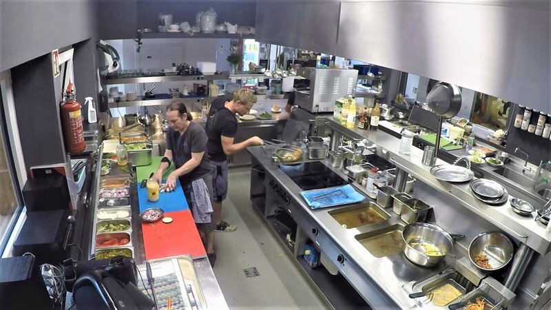 Maximilian (right) – Bild: DMAX