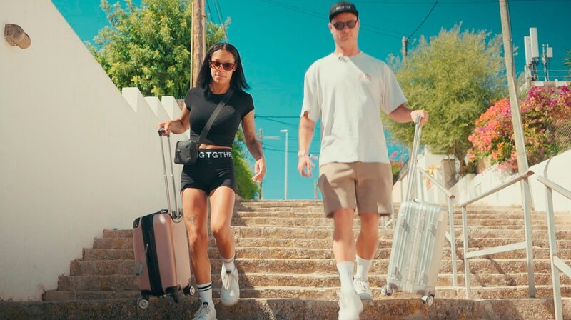 Malin (l.) und ihr Freund Tim reisen für mehrere anstehende Auftritte im Bierkönig auf Mallorca aus Deutschland an. – Bild: SWR/​Spiegel TV
