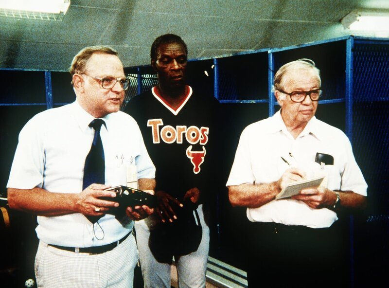Die „Toros“ sind dank Ted Tilly (Moses Gunn, M.) wieder im Kommen und werden deshalb von Reportern der Sportpresse ständig umlagert. – Bild: Worldvision Enterprises, Inc.