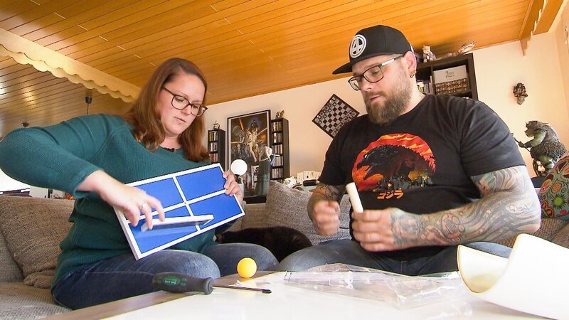 Andreas und Kathrin testen den „One Man Ping Pong Table“. – Bild: VOX