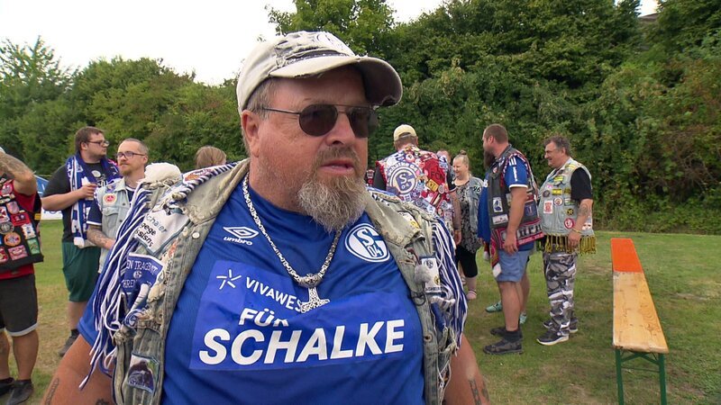 In Hamm-Uentrop steht der zweite Tag beim großen Kuttentreffen auf dem Campingplatz von Willy (64) und seiner Frau Tanja (47) an. Und hier ist einiges los: Kuttenmarsch und Kuttentaufe sorgen für Stimmung unter den zahlreichen Gästen in den verschiedensten Vereinskutten. – Bild: RTLZWEI, Madame Zheng Production