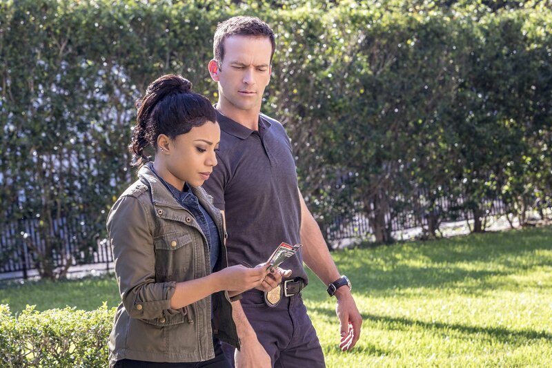 L-r: Sonja Percy (Shalita Grant) und Christopher LaSalle (Lucas Black) – Bild: 2017 CBS Broadcasting, Inc. All Rights Reserved /​ Skip Bolen Lizenzbild frei
