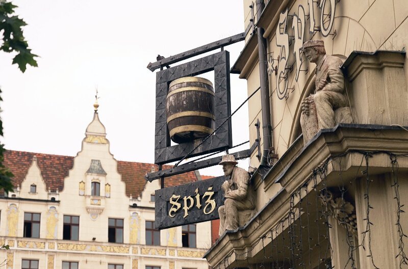 Im polnischen Wrocław gilt Bier schon seit dem Mittelalter als das Getränk für gesellige Abende. Doch Ende des 14. Jahrhunderts schlug die Geselligkeit in Feindseligkeit um, und der Hopfensaft löste sogar einen Krieg aus. – Bild: Elephant Doc