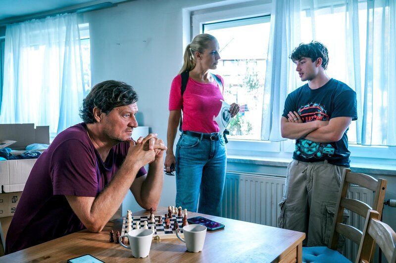 (v.li.): Gernot Polmer (Harald Windisch), Penny Lanz (Lilian Klebow), Lukas Polmer (Imre Lichtenberger) – Bild: Satel Film /​ ORF /​ Petro Domenigg
