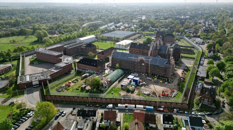 Die Justizvollzugsanstalt in Bremen. Rund 600 Gefangene, unter ihnen Mörder, Vergewaltiger, Drogendealer. – Bild: NDR/​Helge Hinsenkamp