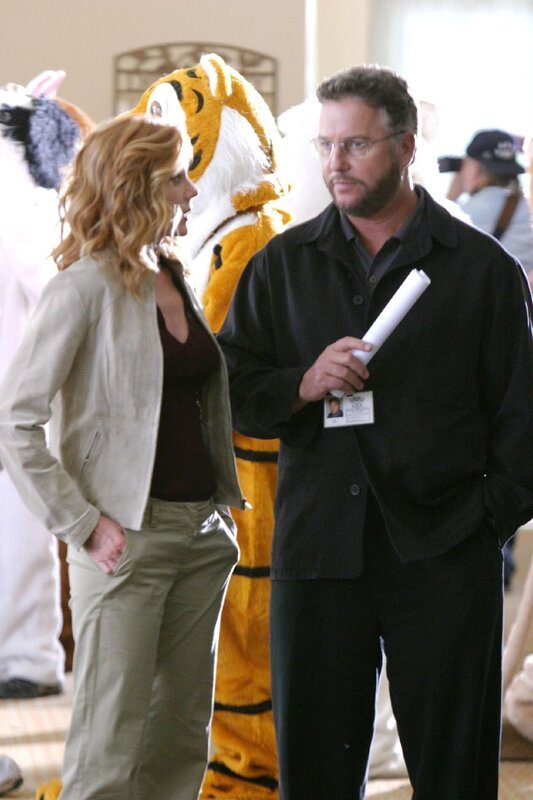 Catherine (Marg Helgenberger) und Grissom (William Petersen) erhoffen sich durch den Besuch einer Veranstaltung für Fell-Fetischisten wichtige Aufschlüsse im Fall von Robert Pitt, der – in einem Waschbär-Kostüm steckend – überfahren wurde. – Bild: RTL