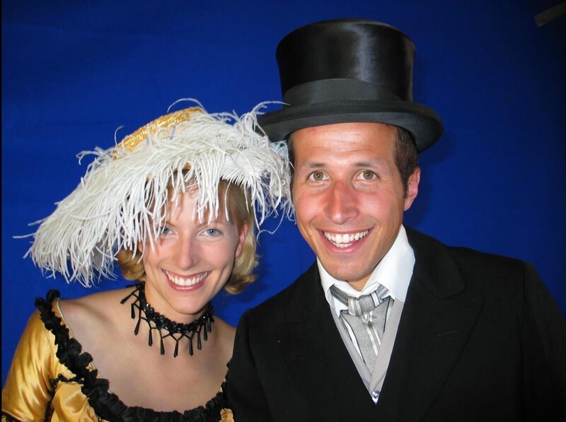 Willi und Annika in Bekleidung, wie sie Ende des 19. Jahrhunderts getragen wurde. Heute will Willi herausfinden, wie die Mode in Mode kommt. – Bild: Bayerischer Rundfunk/​megaherz gmbh