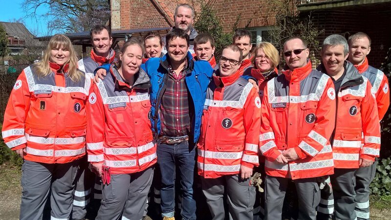Trödelexperte Marco Heuberg (Mitte) mit tatkräftigen Helfern vom Deutschen Roten Kreuz – Bild: RTL II