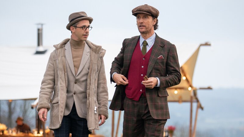 Der exzentrische Milliardär Matthew Berger (Jeremy Strong, li.) bietet Pearson (Matthew McConaughey) eine beachtliche Summe.. – Bild: RTLZWEI Der exzentrische Milliardär Matthew Berger (Jeremy Strong, li.) bietet Pearson (Matthew McConaughey) eine beachtliche Summe.. – Bild: RTLZWEI