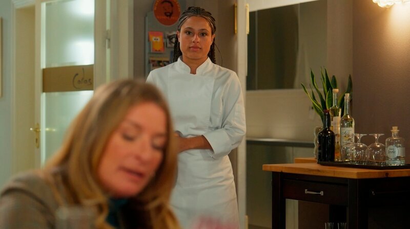 Ellie (r. Kim Biebow) fälscht kurzerhand ihre Referenzen, um den Traumjob als Chefköchin im Carlas zu ergattern. Doch dann will Carla (l. Maria Fuchs) den „neuen Koch“ kennenlernen … – Bild: NDR