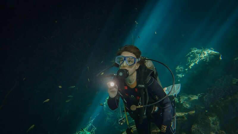 Anne hat ein ganz besonderes Erlebnis beim Höhlentauchen in Mexiko. – Bild: ZDF und Hans Jakobi.