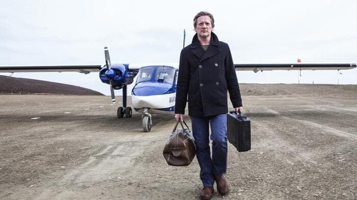 Kurz bevor der Verkehr zwischen den Inseln eingestellt wird erreicht DI Jimma Perez (Douglas Henshall) seine Heimat Fair Isle. – Bild: ARD Degeto/​ITV Studios/​BBC Scotl