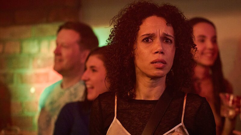Eine ausgelassene Feier bringt eine entscheidende Neuigkeit ans Licht: Vinette Robinson als Carly (Boiling Point Staffel 1 Folge 4). – Bild: SRF/​BOILING POINT TV LIMITED/​BBC Studios