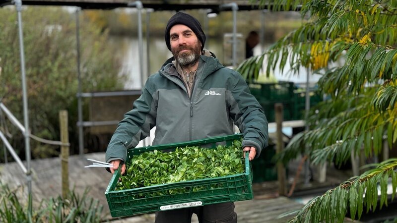 Bio-Landwirt Maarten Cools war auf der Suche nach einem umweltfreundlichen Transportmittel für sein Gemüse. Bootsbauer Geert Dekleermaeker verwirklichte ihm diesen Traum mit einem eigenen Solarboot. – Bild: Bastian Baumöller /​ doc.station GmbH