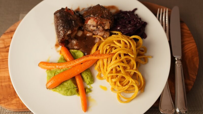 Bei Katharina Deitmers auf dem Betrieb „Deitmers Texas Longhorn“ in Nimsreuland. Hauptspeise: Rouladen vom Texas Longhorn Rind, Bandnudeln und Erbsenpüree mit karamellisierten Möhren. – Bild: Melanie Grande /​ BR/​WDR/​Moviepool GmbH