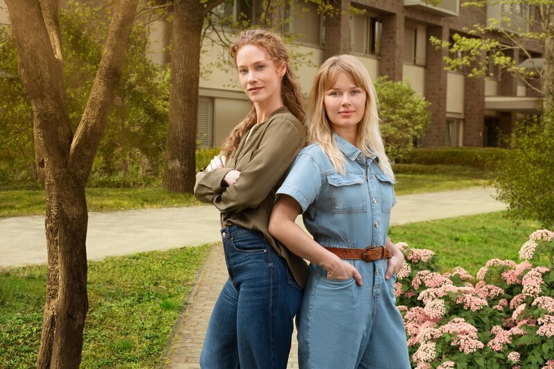 Dr. Lea Wolff (Sina‑Valeska Jung, l.); Nico Menke (Isabel Hinz, r.) – Bild: SAT.1 /​ Hardy Spitz