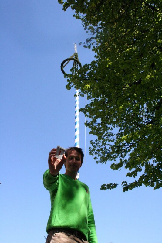 Am 1. Mai wird in vielen Orten dieser Tag mit einem alten Brauch begangen: dem Maibaumaufstellen. Willi ist in Münsing mit dabei. – Bild: BR/​megaherz