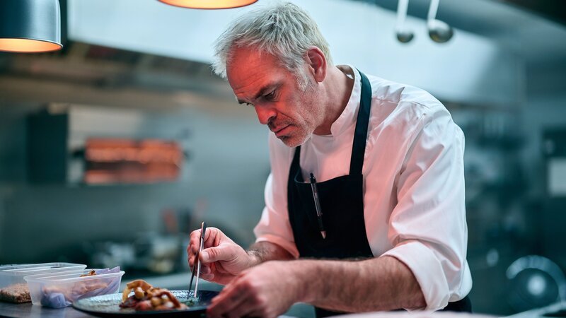 Der neue Sous-Chef eckt an: Steven Ogg als Nick – Bild: SRF/​BOILING POINT TV LIMITED/​BBC Studios