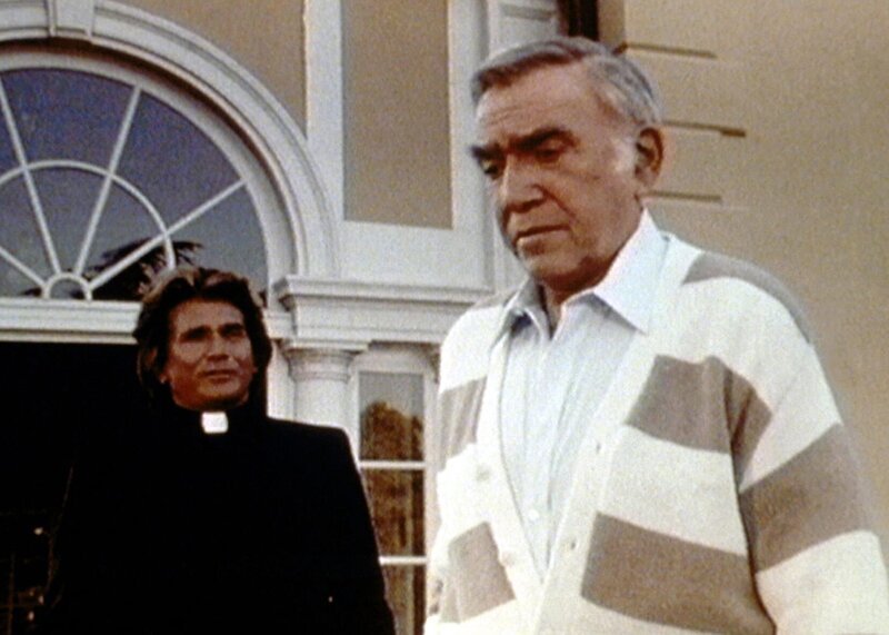 Der Broadwaystar Fred Fusco (Lorne Greene, r.) kann selbst Jonathan (Michael Landon, l.) nicht überzeugen, dass er Gott gesehen hat. – Bild: Worldvision Enterprises, Inc. Lizenzbild frei