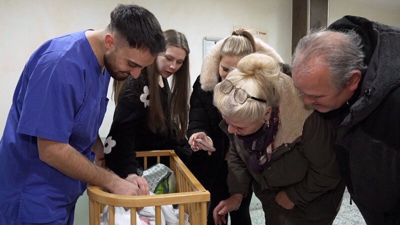 Am 6. Januar 2026 ist es endlich soweit: Loredanas und Servets zweites Kind erblickt das Licht der Welt. Nach langem Hoffen und Bangen ist die Erleichterung groß – und die Freude darüber, dass Servet dabei sein kann. – Bild: RTLZWEI