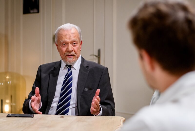 Werner (Dirk Galuba) versteht nicht, was Sophia wirklich im Schilde führt. – Bild: ORF/​ARD/​Christof Arnold