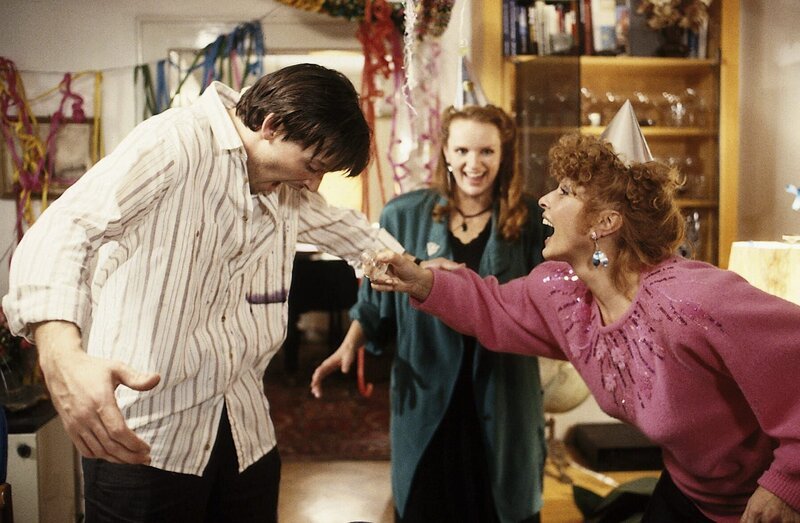 Auch auf Kosten von Herbert (Michael Roll) sorgt Gerdi (Senta Berger) für Silvesterstimmung. Amüsierte Zuschauerin ist Gerdis Tochter Jennifer (Elena Rublack, Mi.). – Bild: ZDF und Steve Power