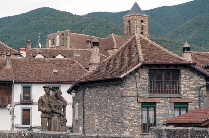 Verbotene Liebe in einem einsamen Dorf der aragonesischen Pyrenäen: Der von Lorenzo Mediano geschriebene Roman „La escarcha sobre los hombros“ (wörtlich: Raureif auf den Schultern) ist Volksmärchen und politische Fabel zugleich. – Bild: Elephant Doc