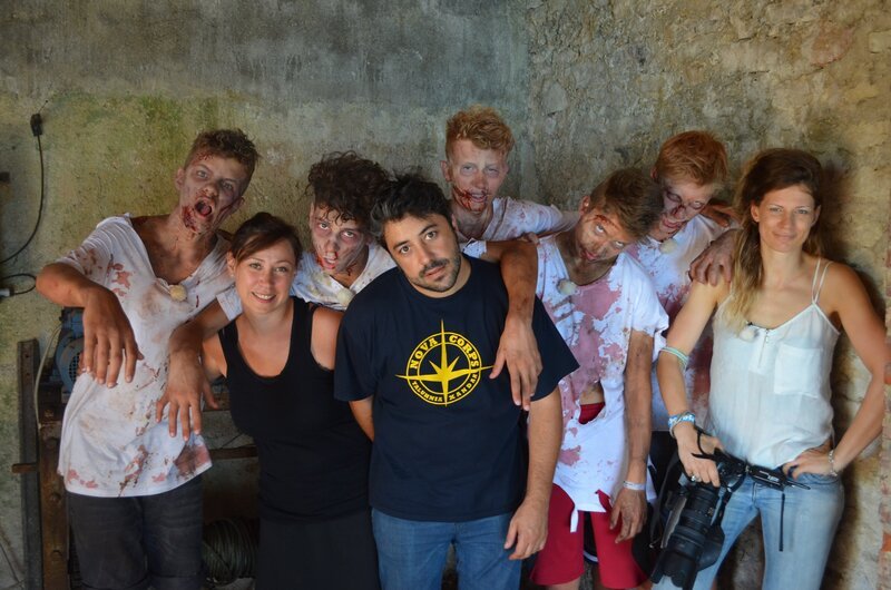 Die beiden Maskenbildner und die Fotografin mit Nils, Leroy, Luc, Robin und Ole während des Zombie-Fotoshootings. – Bild: ZDF/​E+U TV Film- und Fernsehproduktion