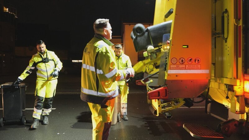 Carsten Wenninghof und sein Team starten ihren Arbeitstag in den frühen Morgenstunden und leeren noch vor Tagesanbruch die Mülltonnen. – Bild: RTL /​ solisTV /​ Die Müllhelden – Wenn der Abfall Anderer zum Traumjob wird
