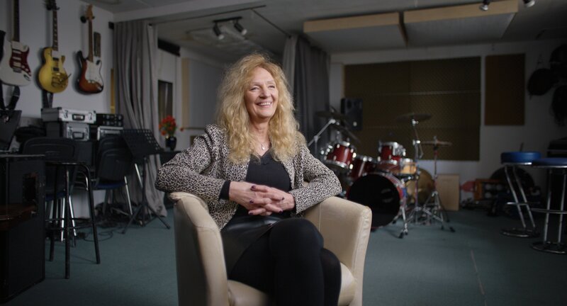 Eine der Protagonistinnen: Schlagzeugerin Tina Powileit, die in der DDR-Band Mona Lise gespielt hat. – Bild: ZDF und Anne Misselwitz